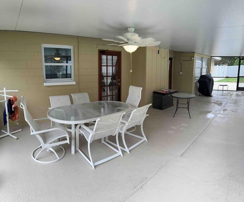 Lake Valrico'S Camelot Court With Heated Pool & Access To Private Lake Экстерьер фото