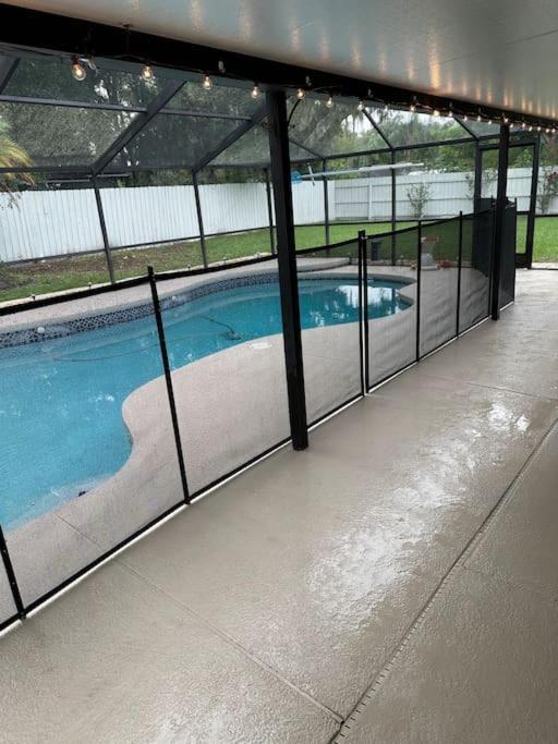 Lake Valrico'S Camelot Court With Heated Pool & Access To Private Lake Экстерьер фото