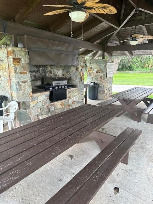 Lake Valrico'S Camelot Court With Heated Pool & Access To Private Lake Экстерьер фото